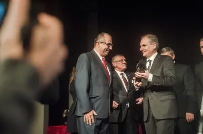 Dariusz Drelich wręcza statuetkę Piotrowi Łukasikowi