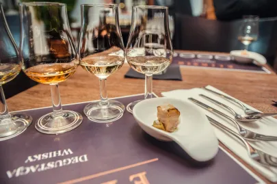 Wędzona i opalana wieprzowina z szalotką confit i orzechami
