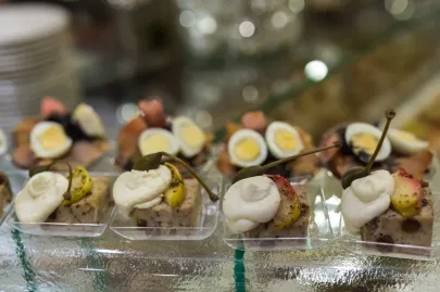 Karp w formie terriny z dodatkiem rodzynek, pieczonych jabłek oraz kremu cytrynowego

