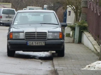 ten  jest  zakochany  w  tym  chodniku  !