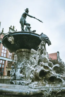 Neptun w towarzystwie gołębi