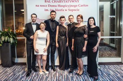 Filip Bobek, Mateusz Hładki, Katarzyna Sokołowska, ks. Tomasz Kosewski oraz pracownice Hospicjum