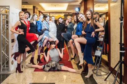 Patryk Wojciechowski z modelkami 