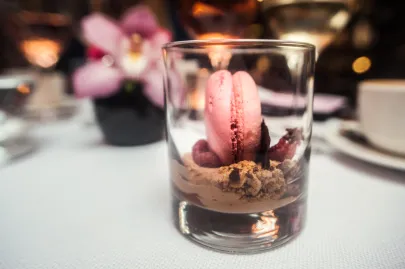 Różowy macarons, malinowe ganache, płynny sos czekoladowy