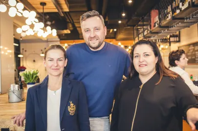 Katarzyna Bolda z właścicielami Seafood Station: Martą Lendzion i Januszem Kotańskim 