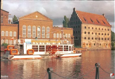 Lata 1990-1995 , Spichlerz i Hotel Królewski na początku lat dziewięćdziesiątych.