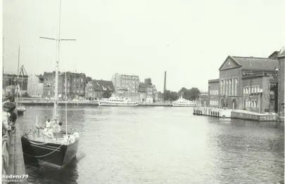 Lata 1977-1978 , Motława. Z prawej strony, elektrownia "Ołowianka"