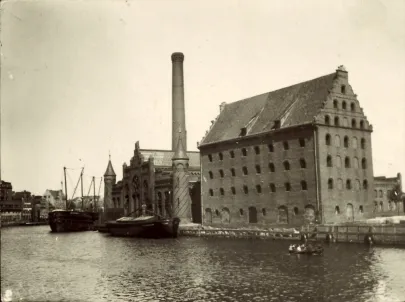 1910, Spichlerz Królewski i Elektrownia na Ołowiance.