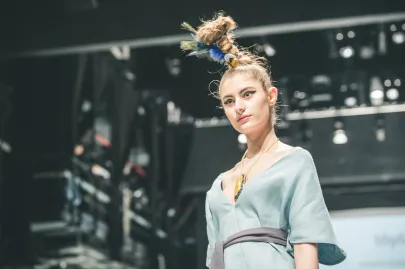Kolekcja Toyo: moda: Dorota Podgórska, biżuteria: Dorota Cenecka