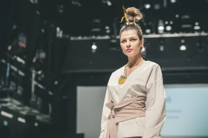 Kolekcja Toyo: moda: Dorota Podgórska, biżuteria: Dorota Cenecka