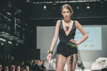 Kolekcja Black Orchid: moda: Dominika Czarnecka, biżuteria: Eliza 