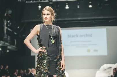 Kolekcja Black Orchid: moda: Dominika Czarnecka, biżuteria: Eliza 