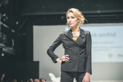 Kolekcja Black Orchid: moda: Dominika Czarnecka, biżuteria: Eliza 