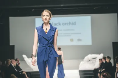 Kolekcja Black Orchid: moda: Dominika Czarnecka, biżuteria: Eliza 