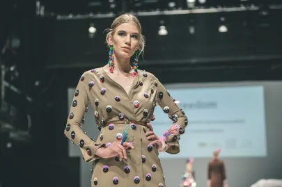 Kolekcja Freedom: moda: Patryk Wojciechowski,  biżuteria: Sława Tchórzewska