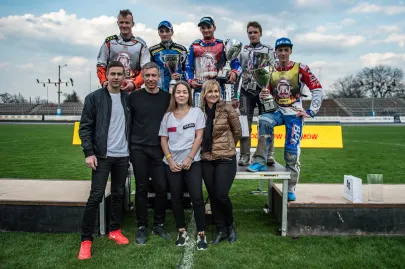 Na podium K.Pieszczek, R.Miśkowiak, B.Zmarzlik, D.Kossakowski, L.Sundstroem. Przed podium Magnus Zetterstroem z rodziną