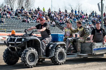 Po upadku, do parkingu wraca Anders Thomsen i Renat Gafurov
