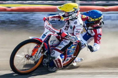 Maksim Bogdanow i upadający Linus Sundstroem