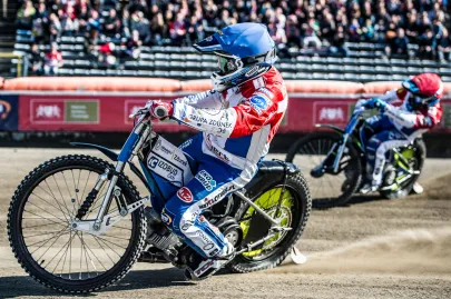 Dominik Kossakowski przed Troyem Batchelor