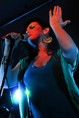 Magda Navarrete z zespołem