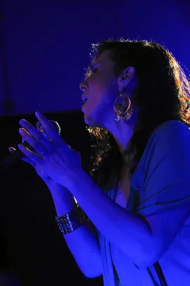 Magda Navarrete z zespołem