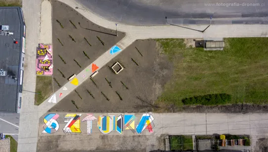 Poziomy mural na Zaspie z powietrza