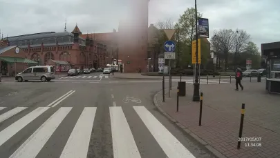 Zaparkowany samochód bezpośrednio przed przejściem