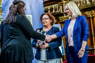 Bogdana Wachowska (Dziennik Bałtycki) i Agnieszka Bomba (Trojmiasto.pl) wręczają Gryfa Medialnego 