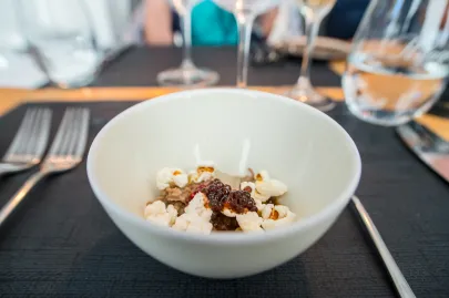 Amuse Bouche - tatar wołowy, popcorn