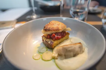 Hutney z moreli i rabarbaru, brioche z palonym masłem, puree z pietruszki