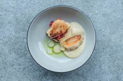 Chutney z moreli i rabarbaru, brioche z palonym masłem, puree z pietruszki