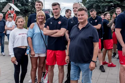 Zawodnicy Spójni z kibicami