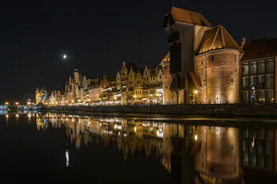 Żuraw i Długie Pobrzeże nocą.
