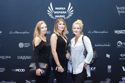 Marta Kłos ( w środku)