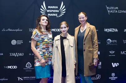 Malwina Smętek ( z prawej strony)