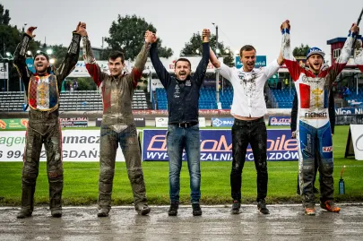 Radość zawodników po wygranym meczu