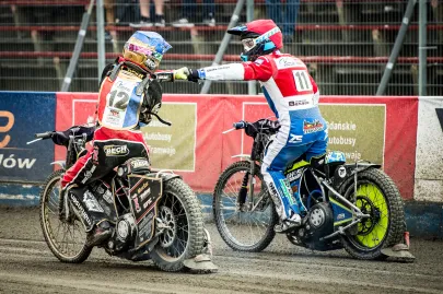 Mikkel Bech i Troy Batchelor po wygranym biegu 5:1