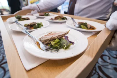 Kobieta Szef - Olga Lompa (Gospoda Galiny) - gęś sous vide na puree z portulaką i jarmużem, z sosem z karmelizowanej pigwy i musem z aronii