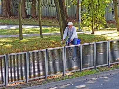 Po co budują pedalistom drogi dla rowerów? I tak pedałują po chodniku.