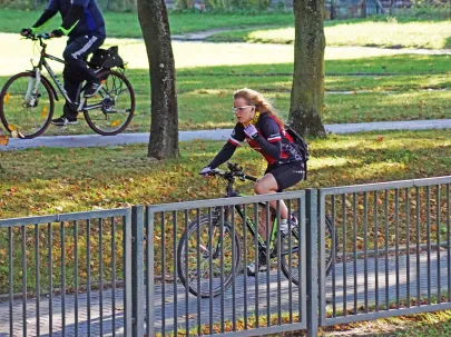 Po co budują pedalistom drogi dla rowerów? I tak pedałują po chodniku.