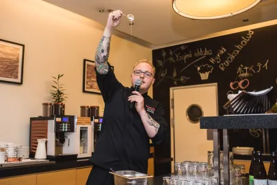 Piotr Ślusarz i zabawa z karmelem