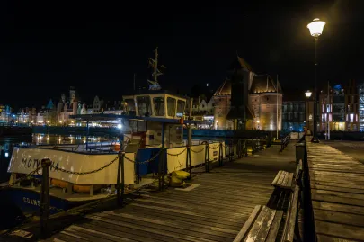Długie Pobrzeże nocą.