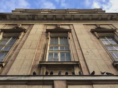 Gołębie i opuszczony budynek Banku Polskiego (przed rewitalizacją)