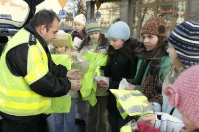 Akcja rozdawania  wolontariuszom kamizelek odblaskowych