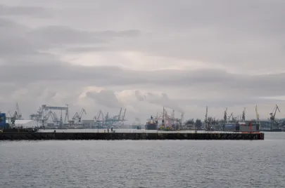 Widok na gdyński port z Nabrzeża Francuskiego
