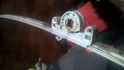 Uszkodzony mechanizm zasuwnicy okna w Gdańsku.