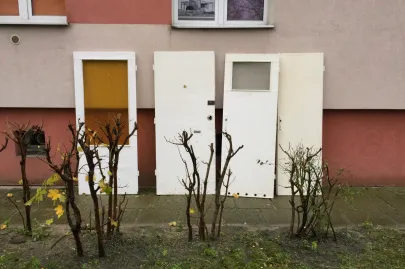 Rząd bezdomnych drzwi