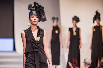 TIME'S UP
fashion PUDU Joanna Weyna | jewellery Dorota Cenecka | hats Beata Miłogrodzka