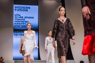 MODERN FUSION
fashion Karolina Kalska | jewellery MTM Silver Studio Tomasz Dąbrowski
