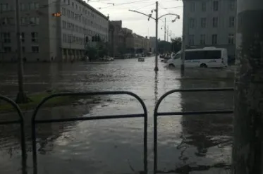 Zalane skrzyżowanie przy urzędzie miejskim w Gdańsku 